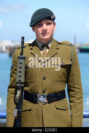 Castle Cornet, St. Peter Port Guernsey, Isole del Canale. 14 giugno 2014. Una pistola 21 Omaggio a mezzogiorno inaugura il compleanno della Regina. Nella foto è Army Cadet Force Caporale Ben Dumont, di 15 anni, da Guernsey che hanno preso una parte attiva nella Guardia d'onore. Le pistole sono presidiati da personale volontario e il locale combinato forza Cadet montare una guardia d'onore. L'isola di Guernsey è una dipendenza della Corona Britannica e ogni anno si apre tutti i suoi musei al pubblico gratuitamente per l'occasione. Credito: Robert Smith/Alamy Live News Foto Stock