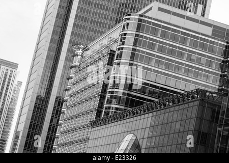 Numerosi moderni edifici in vetro del Canary Wharf trimestre in Londra, Regno Unito Foto Stock