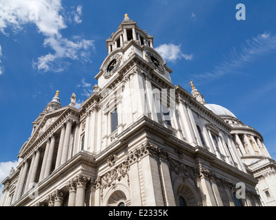 Ampio angolo di la torre dell orologio angolo della Cattedrale di St Paul preso dal livello del suolo contro un cielo blu con luce bianca nuvola Foto Stock