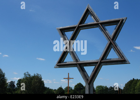 Stella di Davide realizzata dalle ferrovie rotaie e il legno croce latina oltre il Cimitero Nazionale di Terezin Repubblica Ceca. Foto Stock