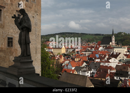 Statua barocca e st Vitus chiesa sopra i tetti di tegole nel centro di Cesky Krumlov in Boemia del Sud, Repubblica Ceca. Foto Stock