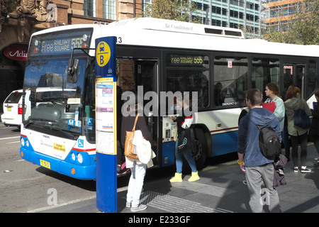 I pendolari salgono su un autobus a un piano di Sydney a Chippendale, sydney, NSW, Australia Foto Stock