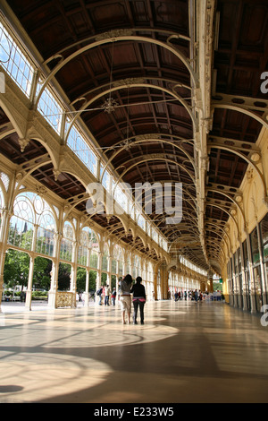 Il colonnato delle terme, precedentemente noto come Maxim Gorky colonnato, la passeggiata principale area in Marianske Lazne Repubblica Ceca. Foto Stock