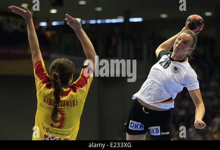 Magdeburg, Germania. 14 Giugno, 2014. Il tedesco handballer Angie Geschke (R) e della Macedonia Natascia Mladenovska in azione durante la pallamano Campionato Europeo match di qualificazione tra la Germania e la Macedonia a Getec Arena a Magdeburgo, in Germania, il 14 giugno 2014. Foto: Jens WOLF/DPA/Alamy Live News Foto Stock