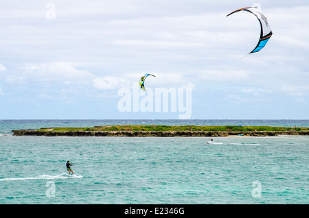 Il kite surf fuori del litorale di Oahu nelle Hawaii Foto Stock