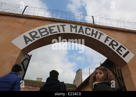 Arcata con il motto nazista "Arbeit macht frei" nella prigione della Gestapo, ora il memoriale di Terezin in Terezin Repubblica Ceca. Foto Stock