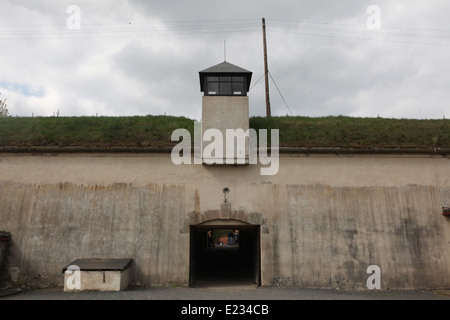 Torre di avvistamento dell'ex prigione della Gestapo, ora il memoriale di Terezin nella piccola fortezza di Terezin Repubblica Ceca. Foto Stock