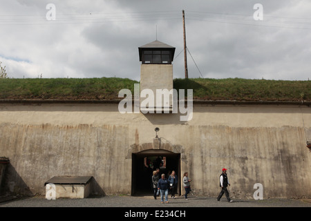 Torre di avvistamento dell'ex prigione della Gestapo, ora il memoriale di Terezin nella piccola fortezza di Terezin Repubblica Ceca. Foto Stock