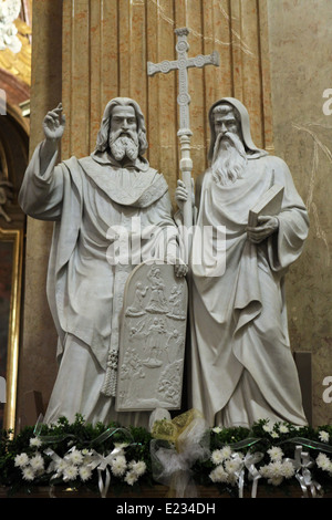 Statua di marmo dei Santi Cirillo e Metodio nella Basilica dell Assunzione di Maria a Velehrad, Moravia del Sud, Repubblica Ceca. Foto Stock