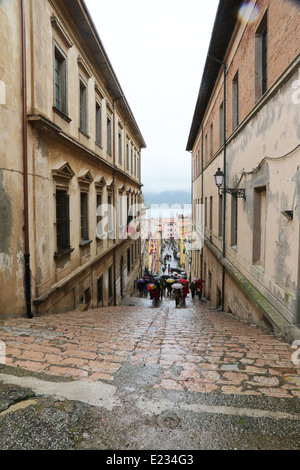 I turisti salendo le scale in strada a Maggio 03, 2014 Portoferraio, Italia Foto Stock