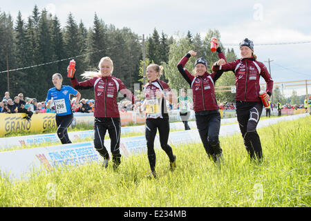 Kuopio, Finlandia. 14 giugno 2014. Il team vincitore della Coppa OK Århus alla finitura del Signore "Venla" il relè a Sabato 14 Giugno 2014. Kuopio, Finlandia Credito: Markku Heikkilä/Alamy Live News Foto Stock