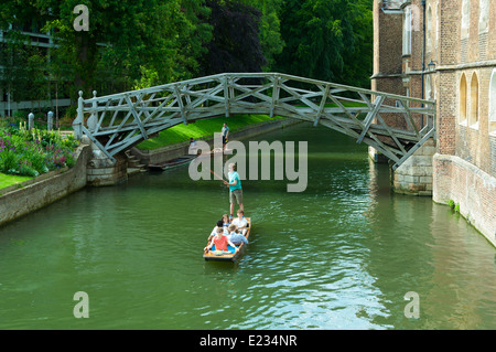 Ponte di matematica & Punting nel fiume Cam - Cambridge, Inghilterra, Regno Unito Foto Stock