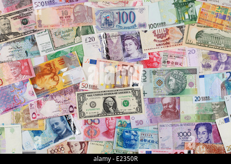 Carta moneta da tutto il mondo formando uno sfondo Foto Stock