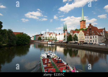 Vista Obertrave con San Marys di Lübeck e Basilica di San Pietro, Lubecca, Schleswig-Holstein, Germania Foto Stock