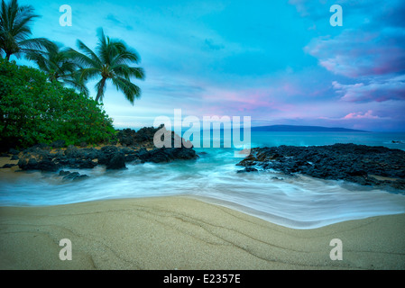 Spiaggia appartata con palme e sunrise. Maui, Hawaii Foto Stock