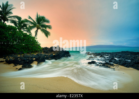 Spiaggia appartata con palme e sunrise. Maui, Hawaii Foto Stock