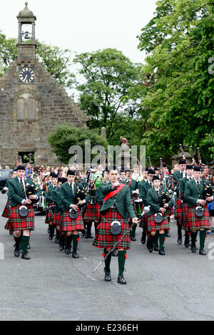 Lochwinnoch, Renfrewshire, Scozia, Regno Unito, sabato 14 giugno 2014. La Scuola Pipe Band di Kilmacolm di St Columba suona all'inizio del Lochwinnoch Gala Day Foto Stock