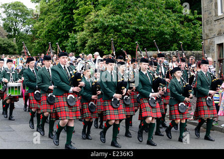 Lochwinnoch, Renfrewshire, Scozia, Regno Unito, sabato 14 giugno 2014. La Scuola Pipe Band di Kilmacolm di St Columba suona all'inizio del Lochwinnoch Gala Day Foto Stock