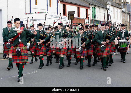 Lochwinnoch, Renfrewshire, Scozia, Regno Unito, sabato 14 giugno 2014. La Scuola Pipe Band di Kilmacolm di St Columba suona all'inizio del Lochwinnoch Gala Day Foto Stock