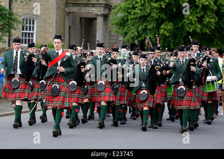 Lochwinnoch, Renfrewshire, Scozia, Regno Unito, sabato 14 giugno 2014. La Scuola Pipe Band di Kilmacolm di St Columba suona all'inizio del Lochwinnoch Gala Day Foto Stock