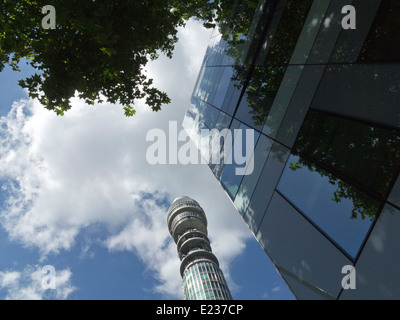 Torre Telecom contro un cielo blu con nuvole bianche e alberi Foto Stock