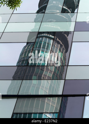 Abstract riflessioni di torre Telecom in finestre di vetro rivestito di blocco di office Foto Stock