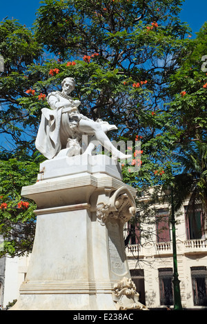 Una statua di Miguel de Cervantes Saavedra, Old Havana, Cuba. Foto Stock