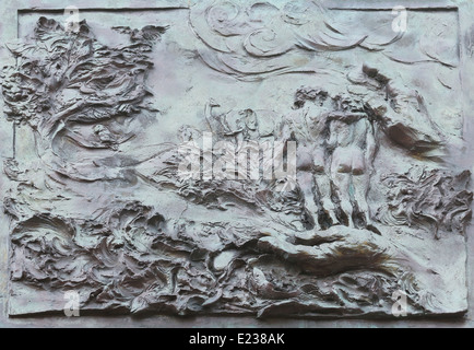 Dio la creazione della Terra, Adamo ed Eva, dettaglio sulla porta della chiesa di San Giacomo Maggiore in Porto Azzurro, Elba, Italia Foto Stock