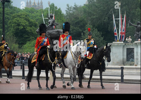 Londra, UK, 14 giugno 2014 il principe Charles, Principe William, Princess Anne in uniforme. Trooping i colori a Buckingham Palace per celebrare la Regina Elisabetta II il compleanno. Credito: JOHNNY ARMSTEAD/Alamy Live News Foto Stock