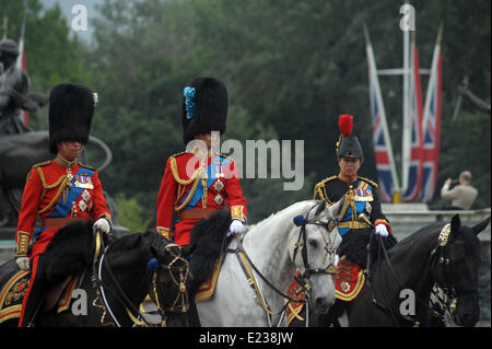 Londra, UK, 14 giugno 2014 Trooping i colori a Buckingham Palace per celebrare la Regina Elisabetta II il compleanno. Credito: JOHNNY ARMSTEAD/Alamy Live News Foto Stock