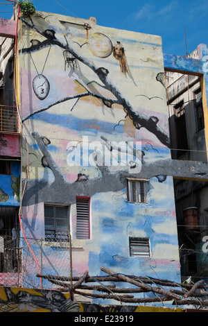 Un murale dipinto su un edificio di Callejón de Hamel, Central Havana, Cuba. Foto Stock