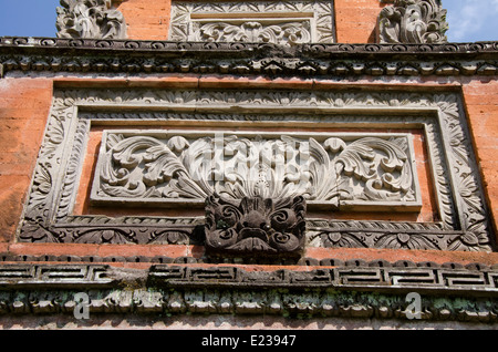 Indonesia, Isola di Lombok, Mataram. Acqua Mayura Palace, aperto facciate temple hall, circa 1744. Foto Stock