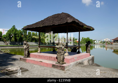 Indonesia, Isola di Lombok, Mataram. Acqua Mayura Palace, aperto facciate temple hall, circa 1744. Foto Stock