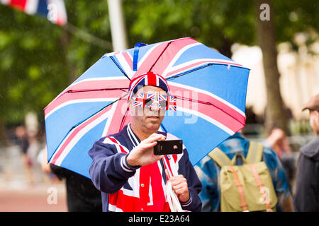 Londra, UK, 14 giugno 2014. Cittadini celebrare la Regina Elisabetta II il compleanno presso il Trooping il colore e la RAF flypast Oltre Buckingham Palace. Credito: Alick Cotterill/Alamy Live News Foto Stock