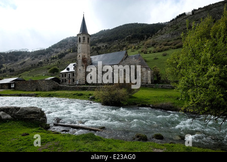 Il 16° Santuario di Montgarri si trova adiacente al fiume Noguera Pallaresa nella provincia di Lleida in Catalogna Spagna Foto Stock