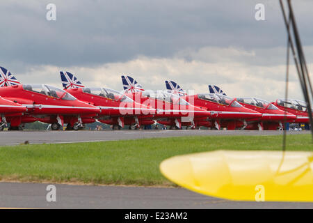 Biggin Hill, Regno Unito, 14 giugno 2014. Le frecce rosse sul display al Festival del volo in Biggin Hill durante il loro cinquantesimo anniversario Credito: Keith Larby/Alamy Live News Foto Stock