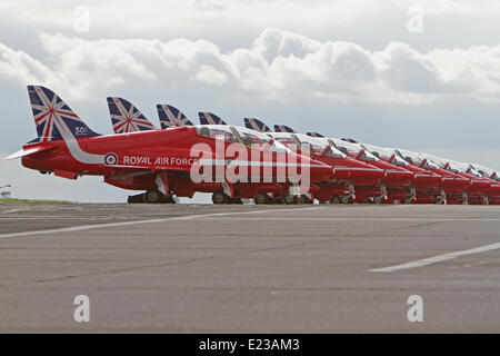 Biggin Hill, Regno Unito, 14 giugno 2014. Le frecce rosse sul display al Festival del volo in Biggin Hill durante il loro cinquantesimo anniversario Credito: Keith Larby/Alamy Live News Foto Stock