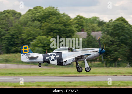 Londra, Regno Unito. 14 giugno 2014. Un Americano P51 Mustang prendendo il largo a Biggin Hill Festival di volo. Londra, Regno Unito. 14 giugno 2014 Credit: Kyle Blunt/Alamy Live News Foto Stock