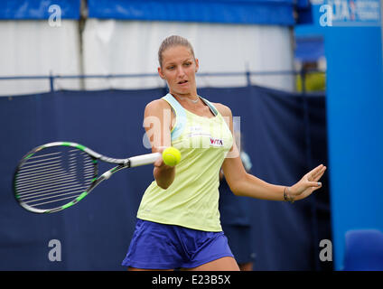 Eastbourne, Regno Unito. 14 Giugno, 2014. Aegon International Karolina Pliskova (CZE) sconfitte Teliana Pereira (BRA) nella loro partita di qualificazione da parte di un cliente 7-5, 6-7, 6-3 in Devonshire Park Credit: Azione Plus sport/Alamy Live News Foto Stock