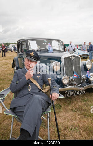 Biggin Hill, Regno Unito, 14 giugno 2014. Un Re-Enactor con la sua auto presso il Festival del volo a Biggin Hill Credito: Keith Larby/Alamy Live News Foto Stock