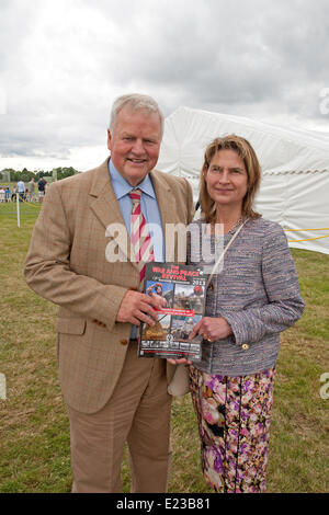 Biggin Hill, Regno Unito, 14 giugno 2014. Il colonnello Bob Stewart MP con sua moglie al Festival del volo in Biggin Hill Credito: Keith Larby/Alamy Live News Foto Stock