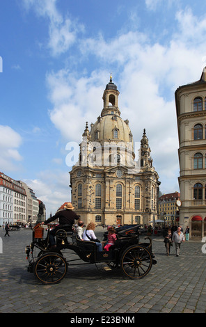 I turisti che visitano la ricostruita Frauenkirche, la quale fu distrutta nel bombardamento di Dresda durante la Seconda Guerra Mondiale. A Dresda, Germania Foto Stock