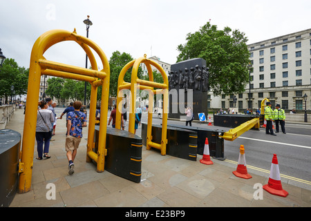 Polizia Stradale di barriera Whitehall Westminster London REGNO UNITO Foto Stock