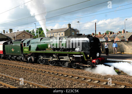 Retford, Nord Nottinghamshire, Regno Unito. 14 Giugno, 2014. Motore a vapore 34046 Braunton assume acqua a Retford stazione sul percorso da York a Londra . Credito: Ian Francesco/Alamy Live News Foto Stock