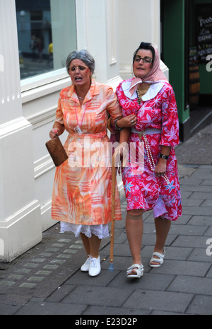 Brighton Sussex Regno Unito 14 Giugno 2014 - Due giovane donna vestita come old ladies durante una gallina notte fuori in Brighton Foto Stock