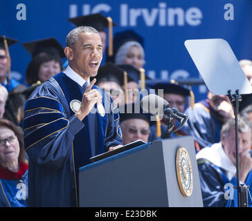 Anaheim, California, USA. 14 Giugno, 2014. Stati Uniti Il presidente Barack Obama ha consegnato il 2014 Università di Irvine Inizio intervento sotto un luminoso cielo blu a Angel Stadium di Anaheim, in California, il 14 giugno 2014. Il presidente Lyndon Johnson dedicato UCI campus in un terreno cerimonia di rottura 50 anni fa, il 14 giugno 1964.---il presidente Obama sul palco, a podio parlando, a Angel Stadium di sabato. Credito: David Bro/ZUMAPRESS.com/Alamy Live News Foto Stock