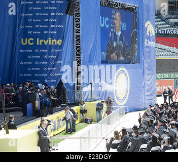 Anaheim, California, USA. 14 Giugno, 2014. Stati Uniti Il presidente Barack Obama ha consegnato il 2014 Università di Irvine Inizio intervento sotto un luminoso cielo blu a Angel Stadium di Anaheim, in California, il 14 giugno 2014. Il presidente Lyndon Johnson dedicato UCI campus in un terreno cerimonia di rottura 50 anni fa, il 14 giugno 1964.---il presidente Obama sul palco, a podio parlando, a Angel Stadium di sabato. Credito: David Bro/ZUMAPRESS.com/Alamy Live News Foto Stock