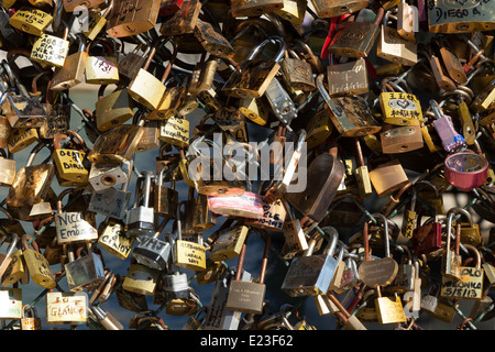 Amore serrature (poiché rimosso) sul Pont des Arts, Parigi, Francia Foto Stock