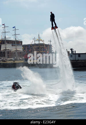 Liverpool, Regno Unito. 14 Giugno, 2014. Un Flyboader intrattiene i grandi folle di Albert Dock durante il Mersey River Festival di Liverpool nel pomeriggio di sabato, 14 giugno 2014.Il Flyboard è un'acqua- powered hoverboard inventato dal francese jet ski champion Franky Zapata. Credito: Pak Hung Chan/Alamy Live News Foto Stock