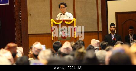 Kathmandu, Nepal. 14 Giugno, 2014. Myanmar il leader dell'opposizione Aung San Suu Kyi agli indirizzi Assemblea Costituente (CA) i legislatori a CA edificio in Kathmandu, Nepal, 14 giugno 2014. Aung San Suu Kyi è arrivato in Nepal venerdì per una quattro giorni di visita. Credito: Sunil Sharma/Xinhua/Alamy Live News Foto Stock